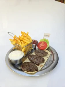 Köfte Patates Menü